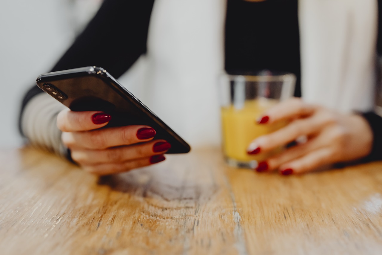 元彼のSNSが気になる女性の主な心理&理由