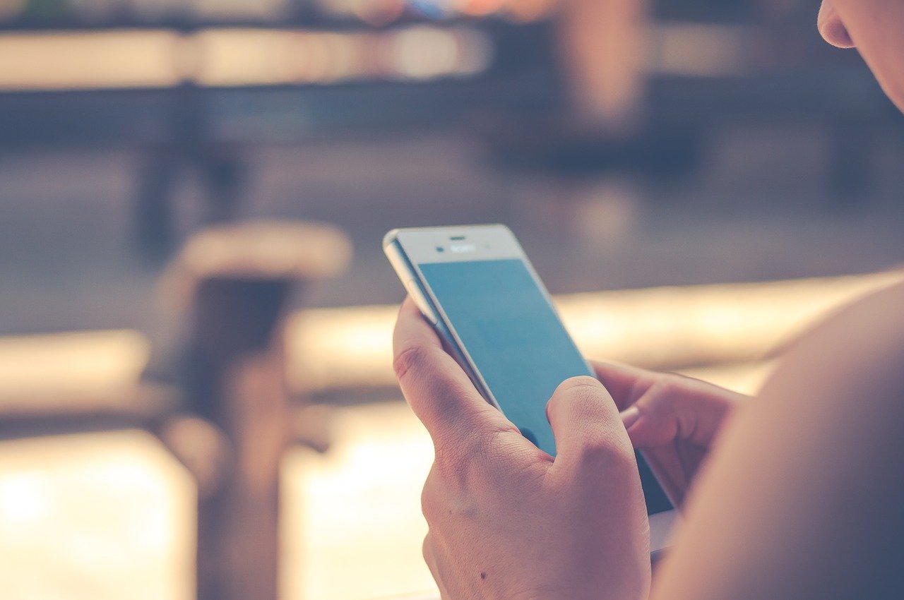 スマホでいつでもタロット!振られた女性が入れておくべき占いアプリ